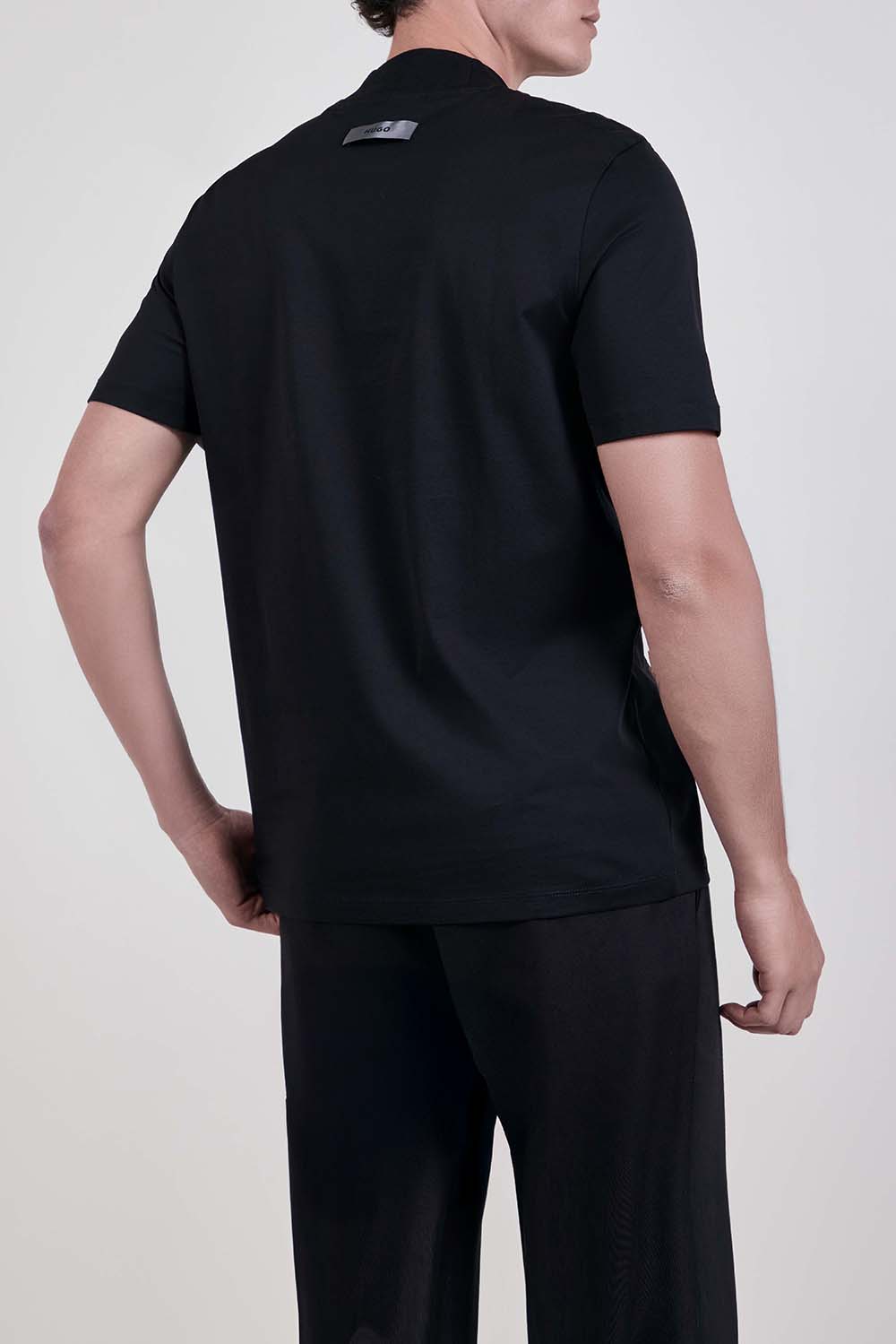 תמונת דוגמן אחורית של חולצת טי בגזרת סלים