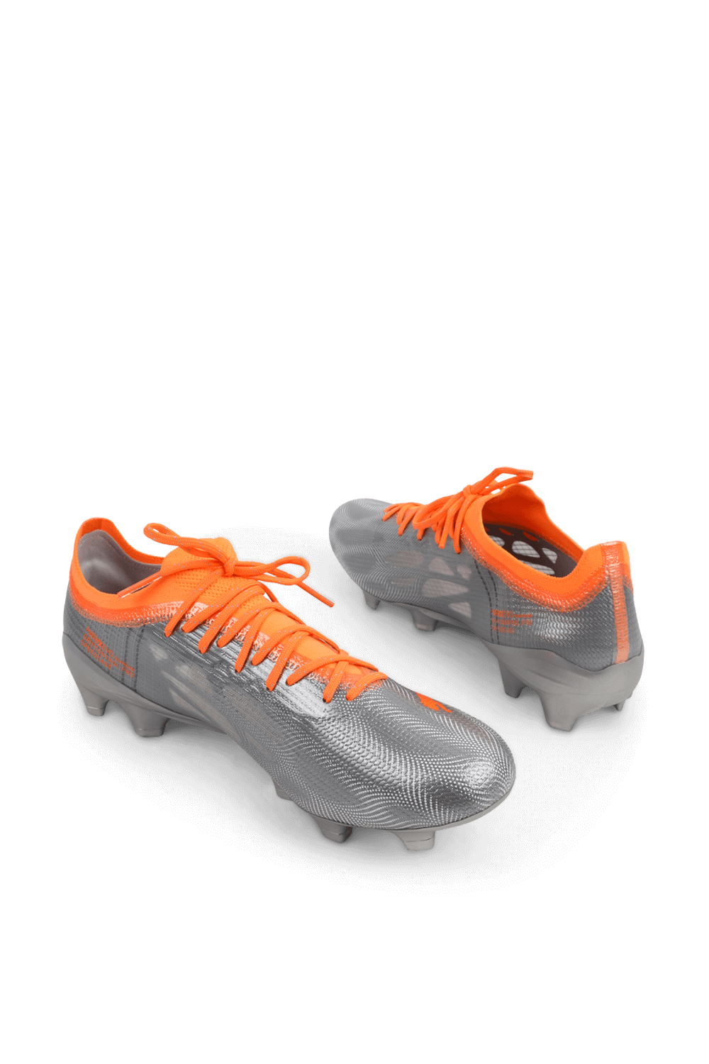 תמונת תקריב של נעלי כדורגל אולטרה 1.4 בכסוף וכתום