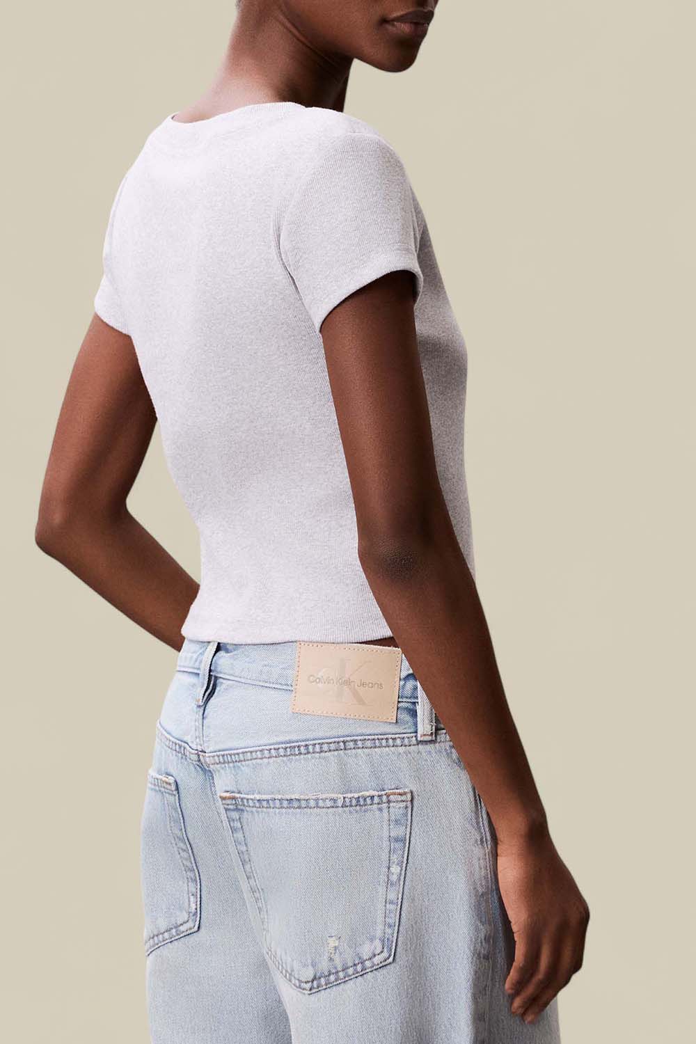 תמונת דוגמן אחורית של חולצת טי ריב