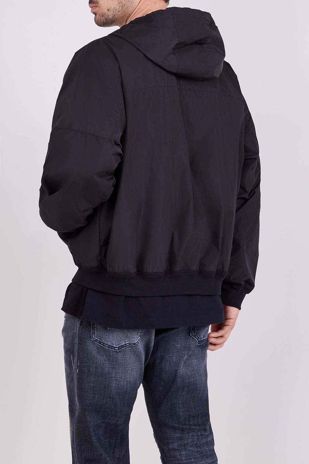 תמונת דוגמן אחורית של מעיל רוח