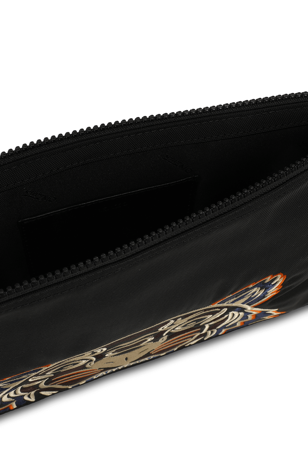 תמונת פנים של תיק קלאץ' מרוכסן עם נמר רקום