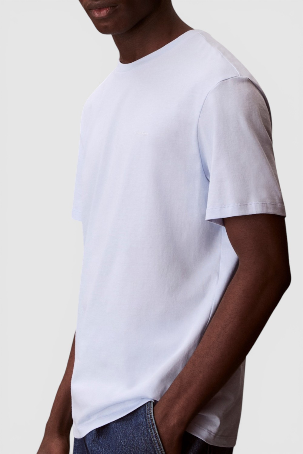 תמונת תקריב דוגמן של חולצת טי