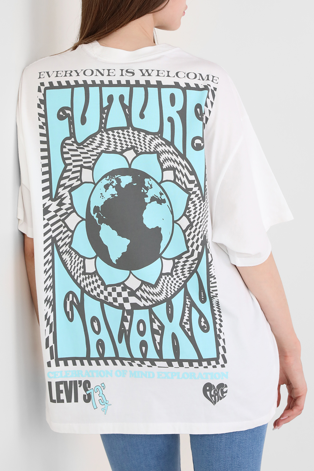 תמונת דוגמן אחורית של חולצת טי עם הדפס גרפיטי