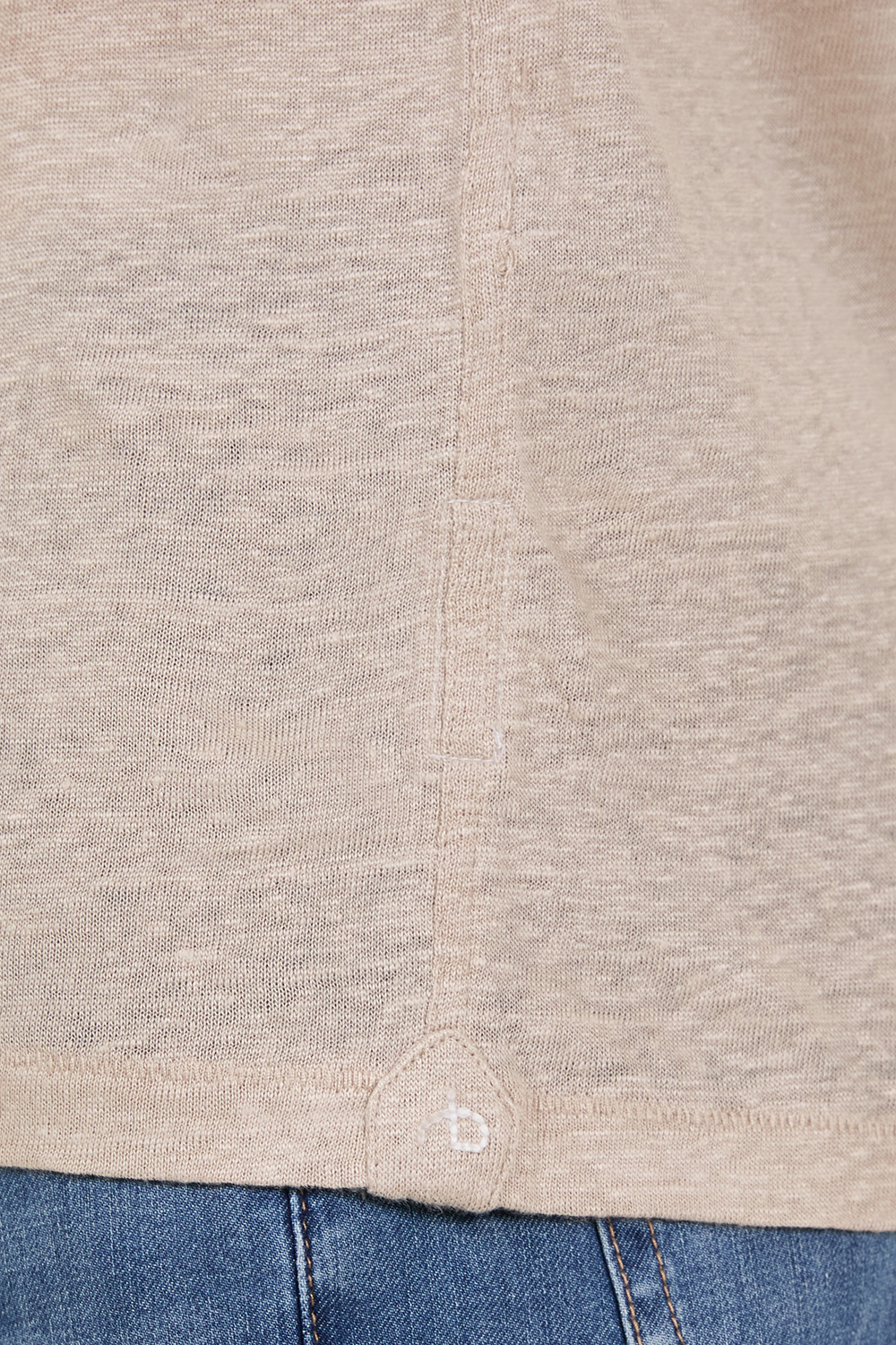 תמונת תקריב דוגמן של חולצת טי מפשתן