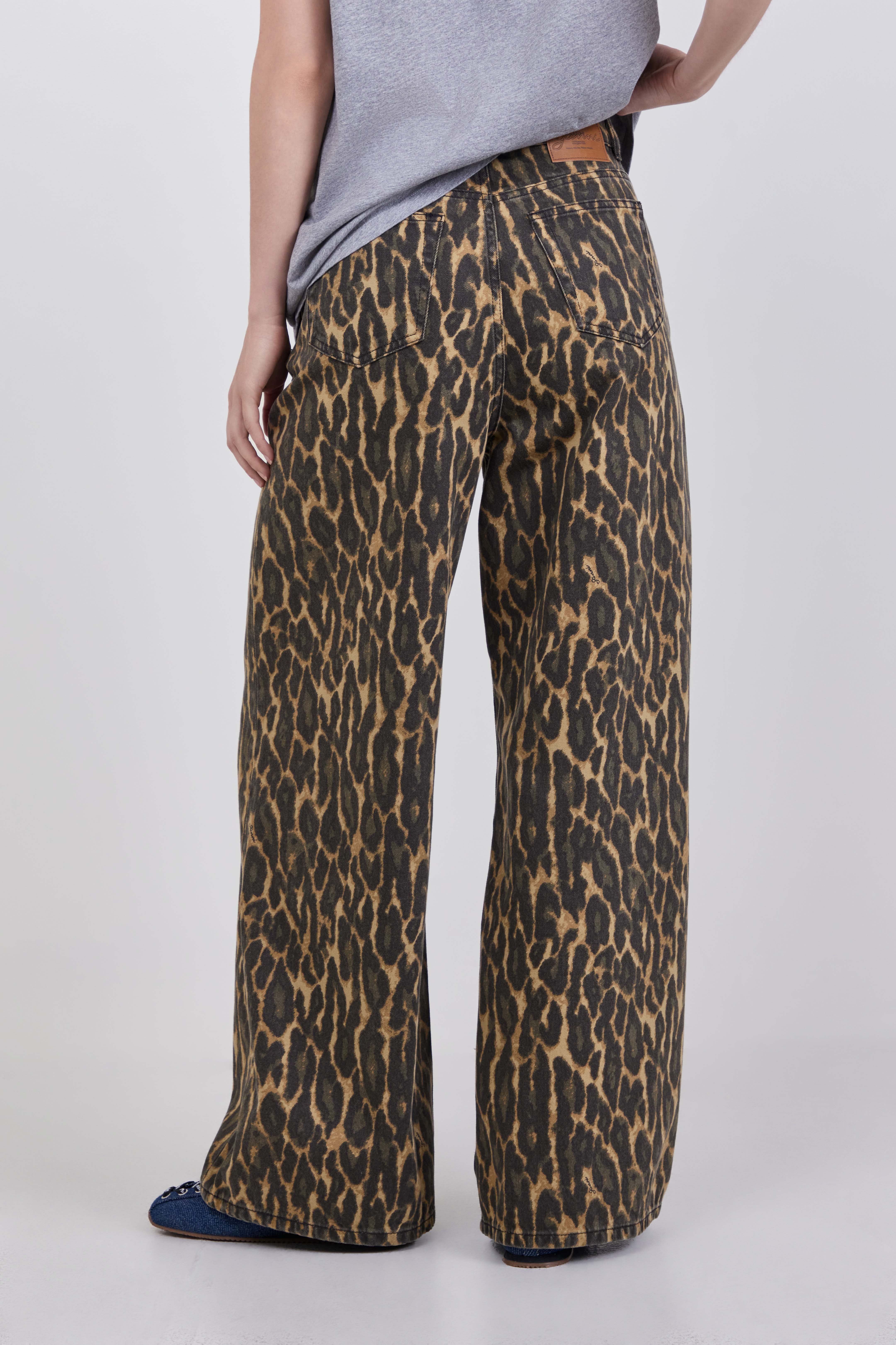 תמונת דוגמן אחורית של מכנסי ג'ינס מנומרים