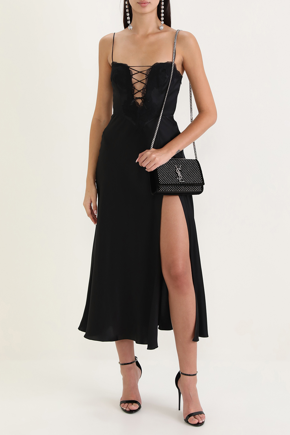 תמונת דוגמן קידמית של עגילי פליז ארוכים עם אבני קריסטל