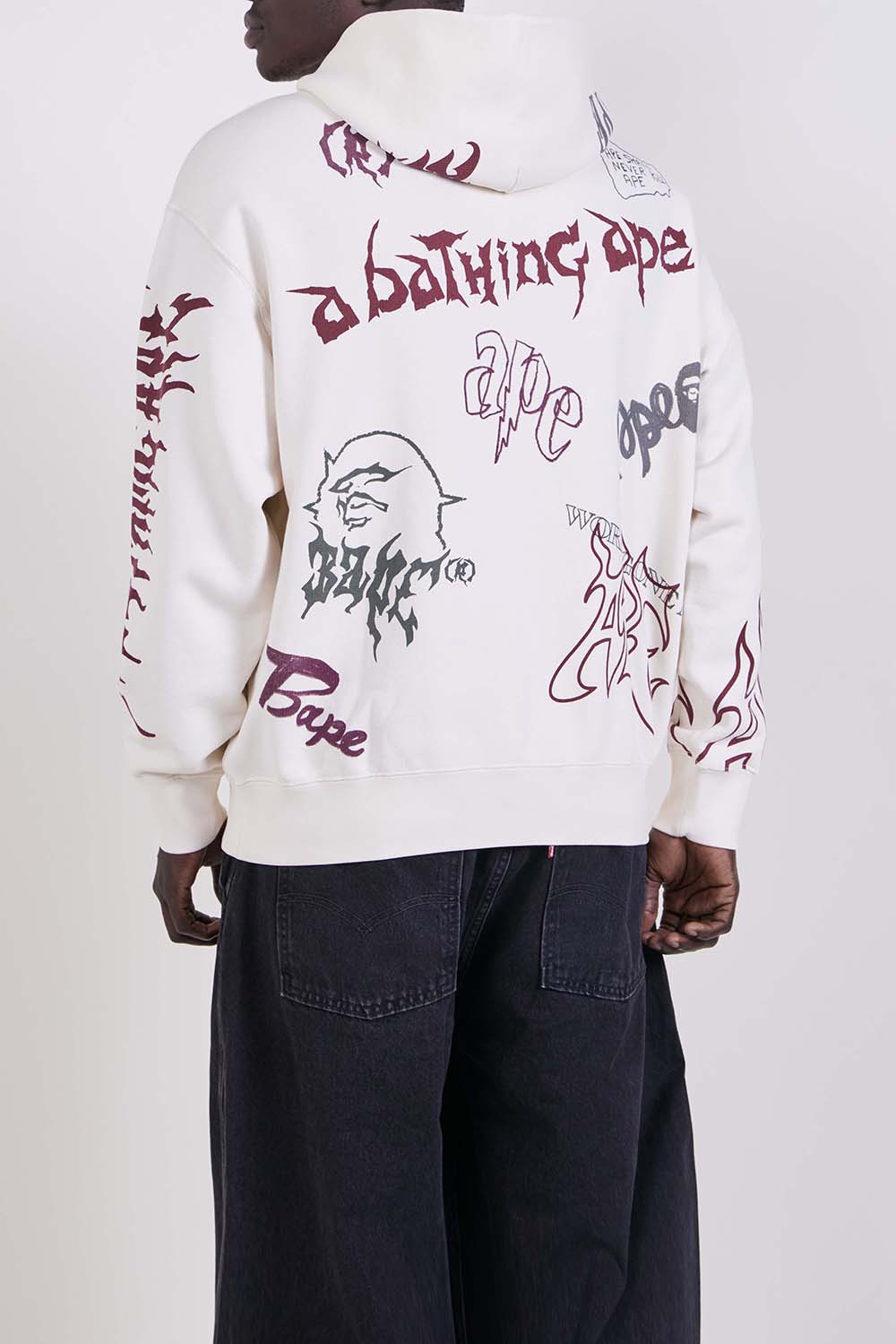 תמונת דוגמן אחורית של קפוצ׳ון בגזרה משוחררת