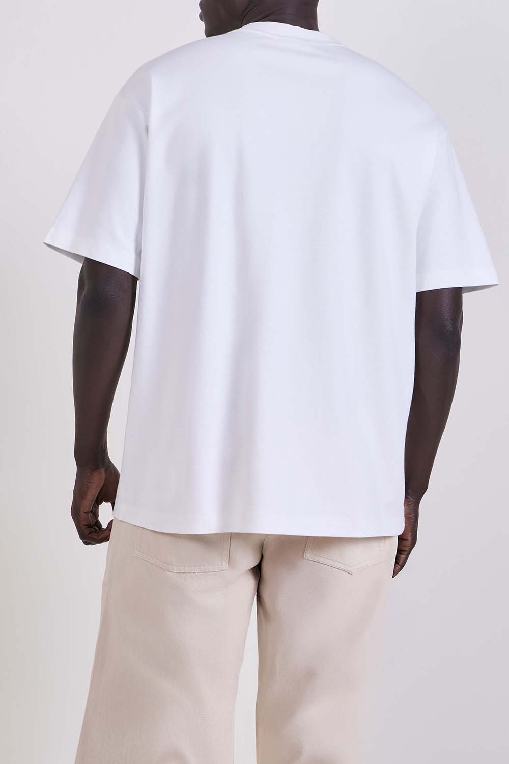 תמונת דוגמן אחורית של חולצת טי