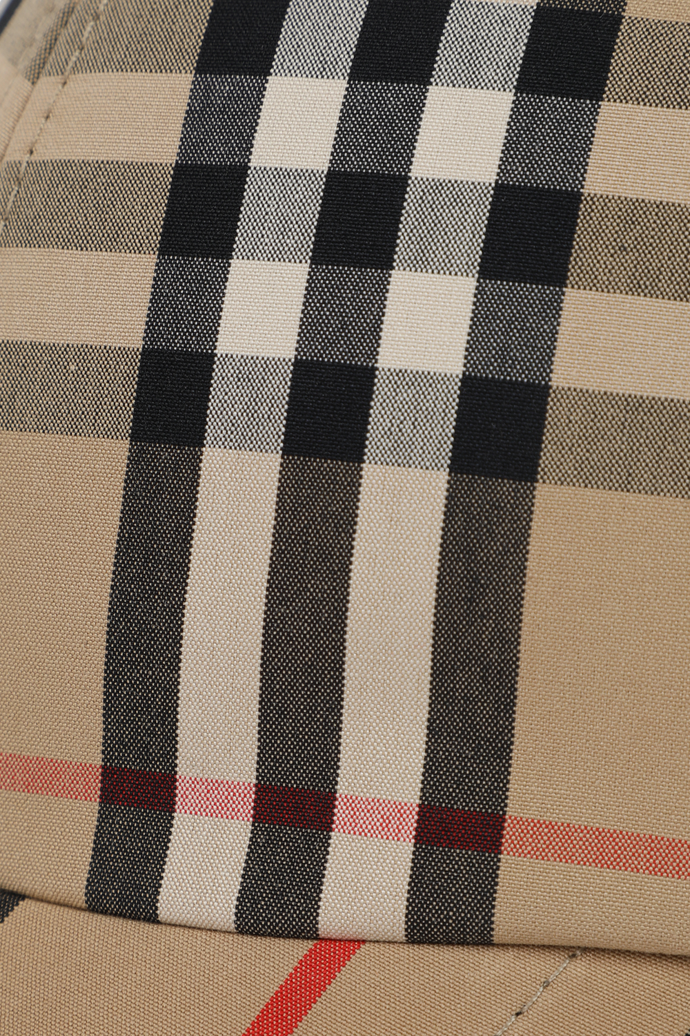 תמונת תקריב של כובע בייסבול בז' וינטג עם פרינט אייקוני