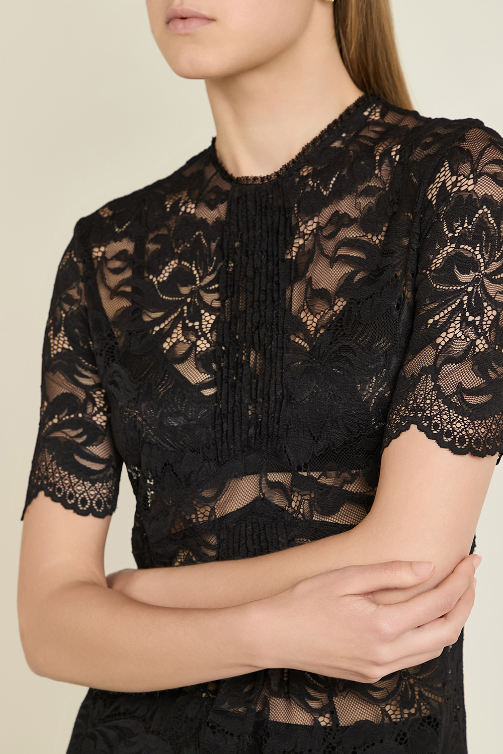 תמונת תקריב דוגמן של שמלת תחרה