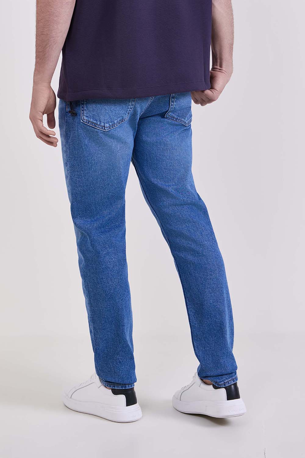 תמונת דוגמן אחורית של מכנסי ג'ינס בגזרת סלים