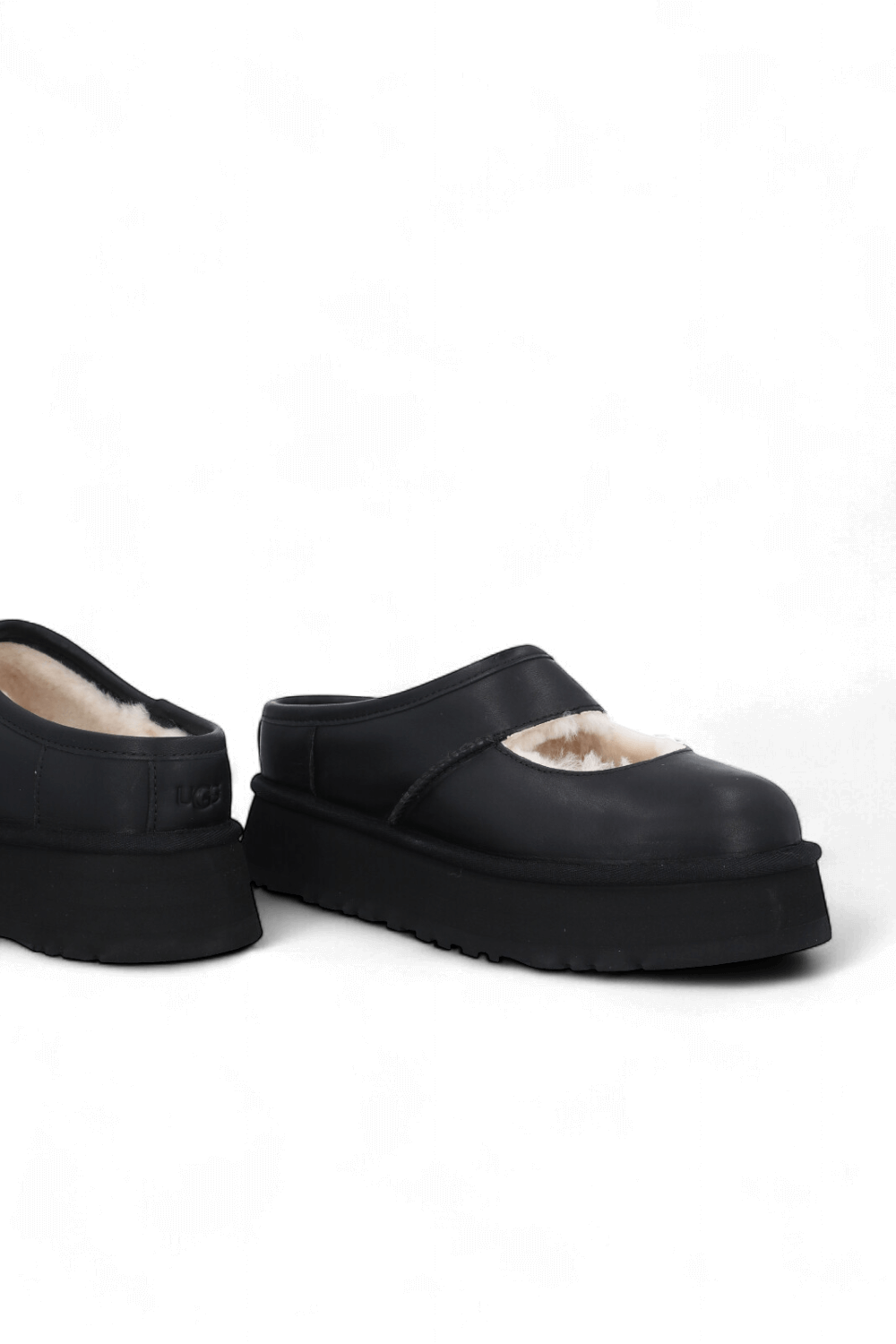 תמונת תקריב של נעלי מרי ג'יין פלטפורמה