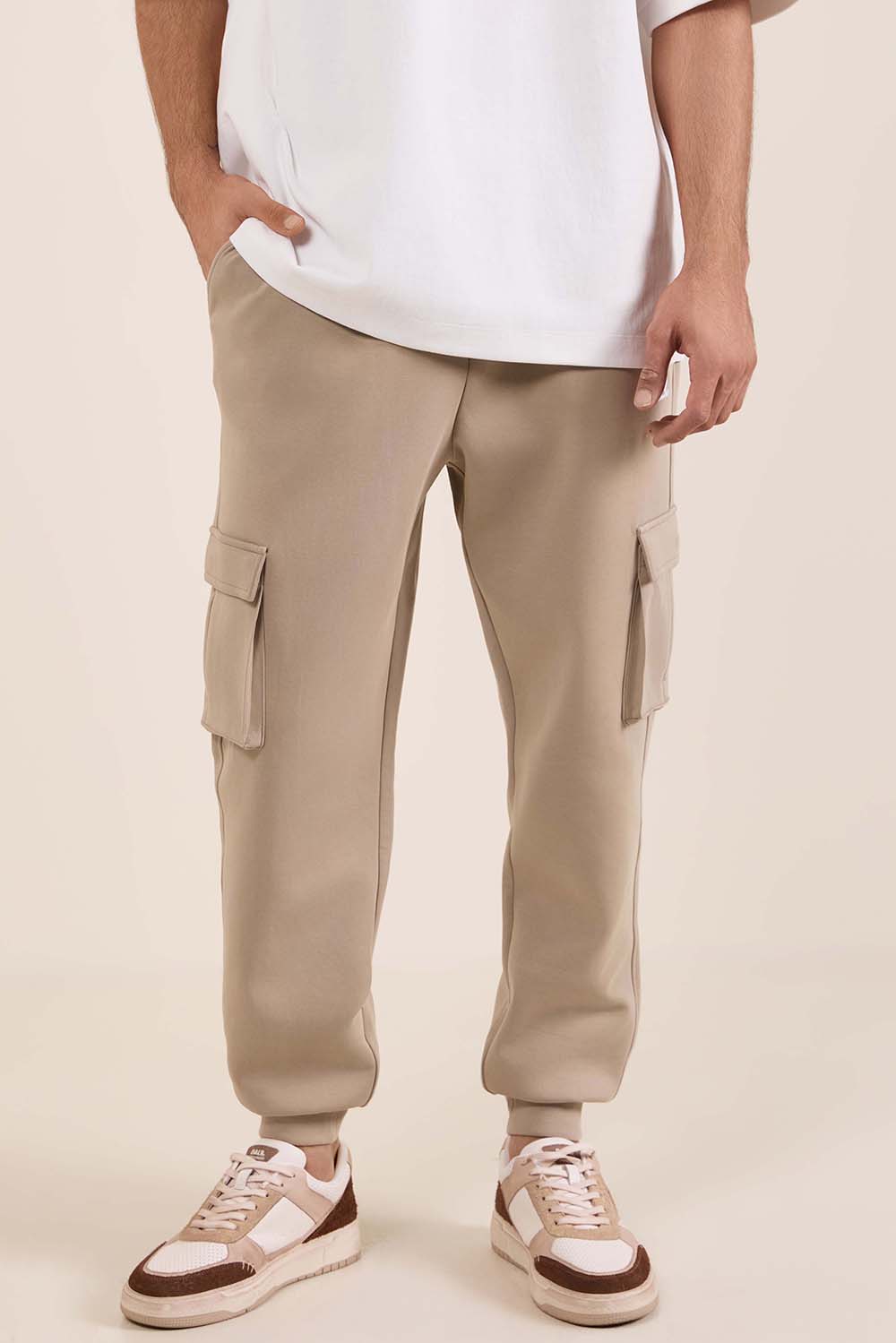 תמונת דוגמן קידמית של מכנסיים ארוכים