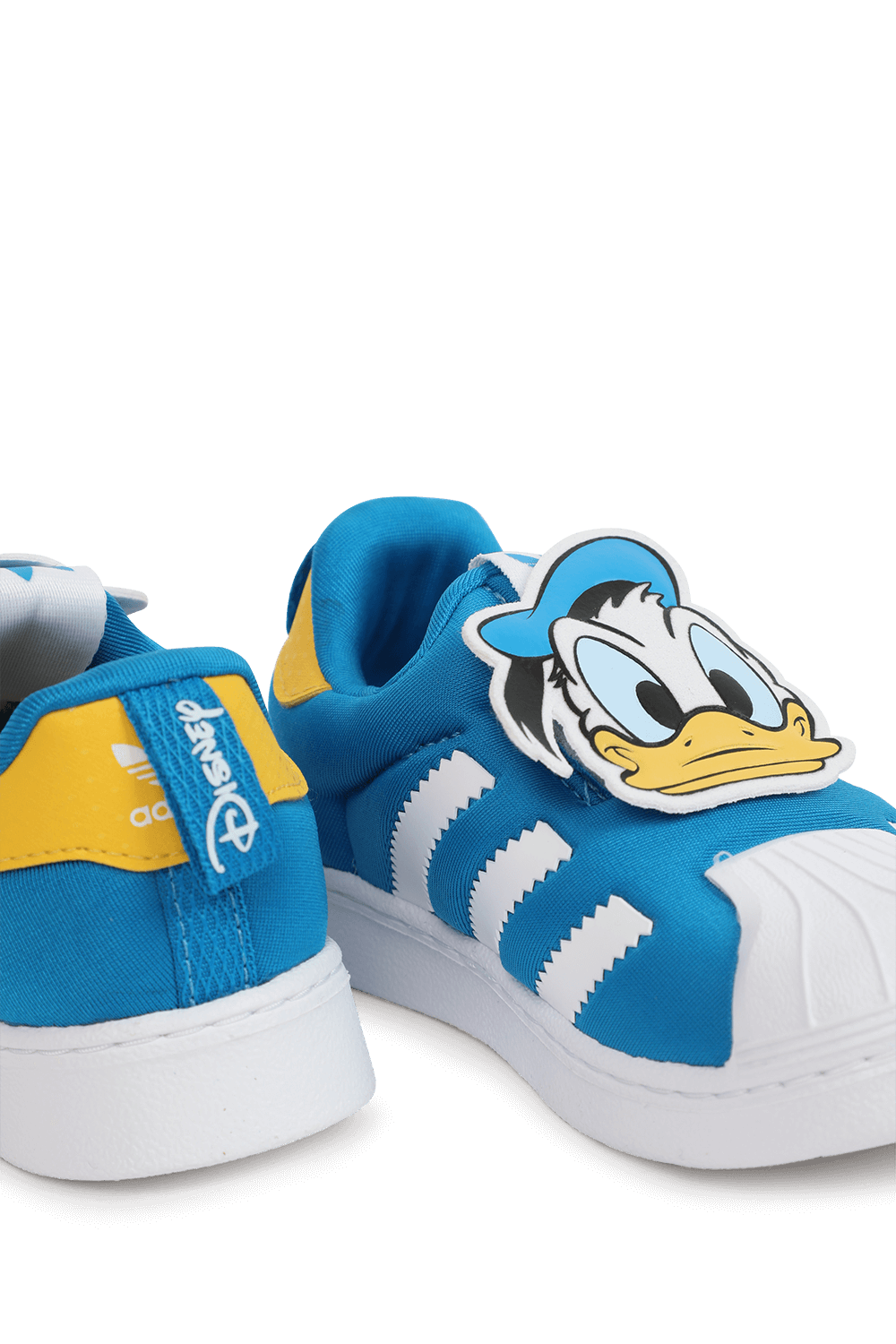 תמונת תקריב של מידות 5-9.5 סניקרס סופרסטאר - דונלד דאק