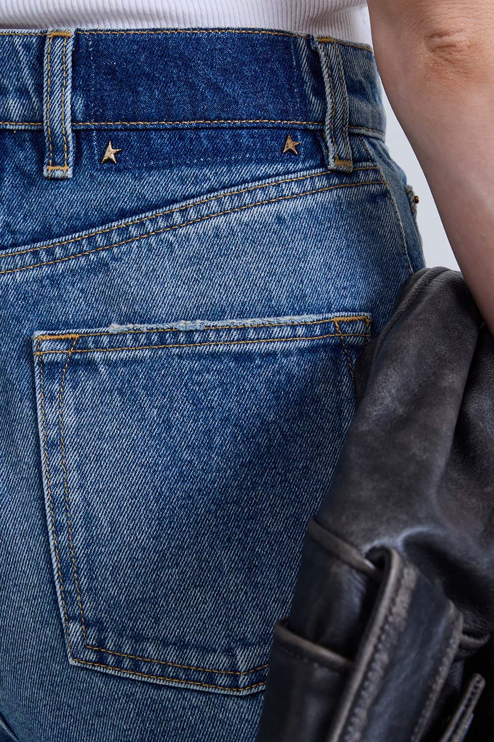 תמונת תקריב דוגמן של מכנסי ג'ינס בגזרה רחבה