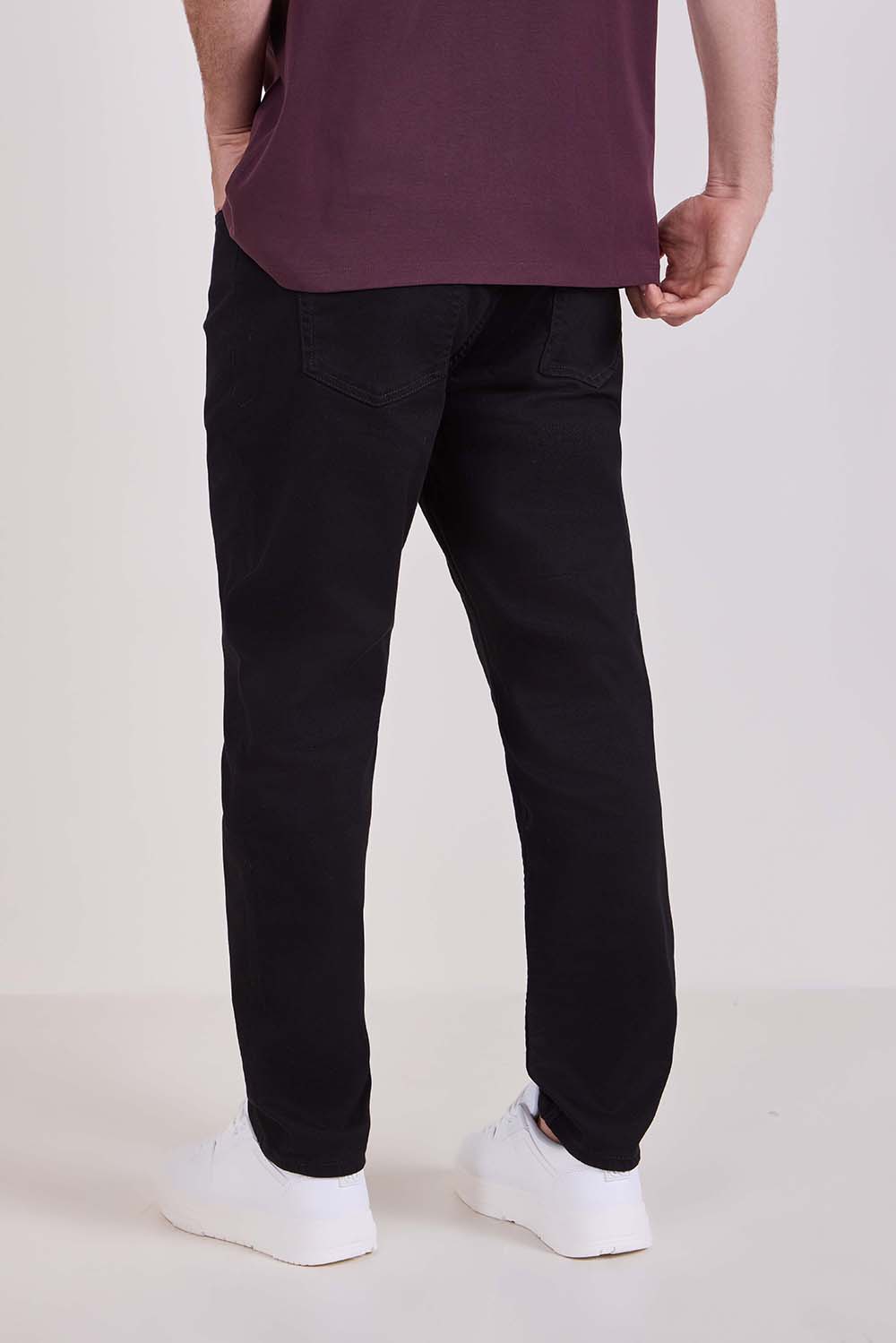 תמונת דוגמן אחורית של מכנסי ג'ינס בגזרה ישרה