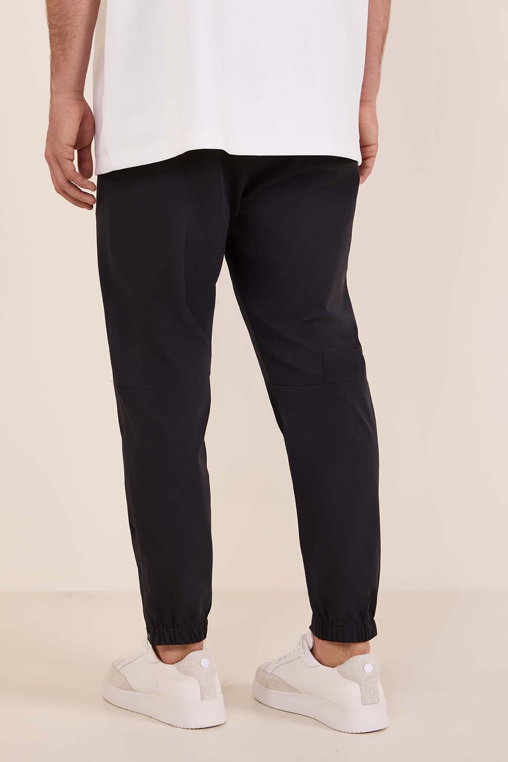 תמונת דוגמן אחורית של מכנסיים ארוכים