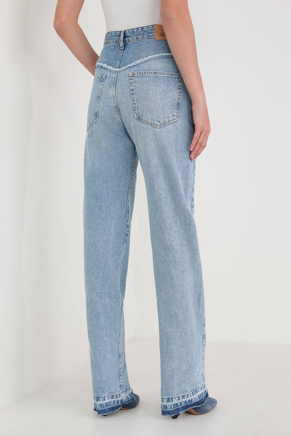 תמונת דוגמן אחורית של מכנסי ג'ינס נואמי