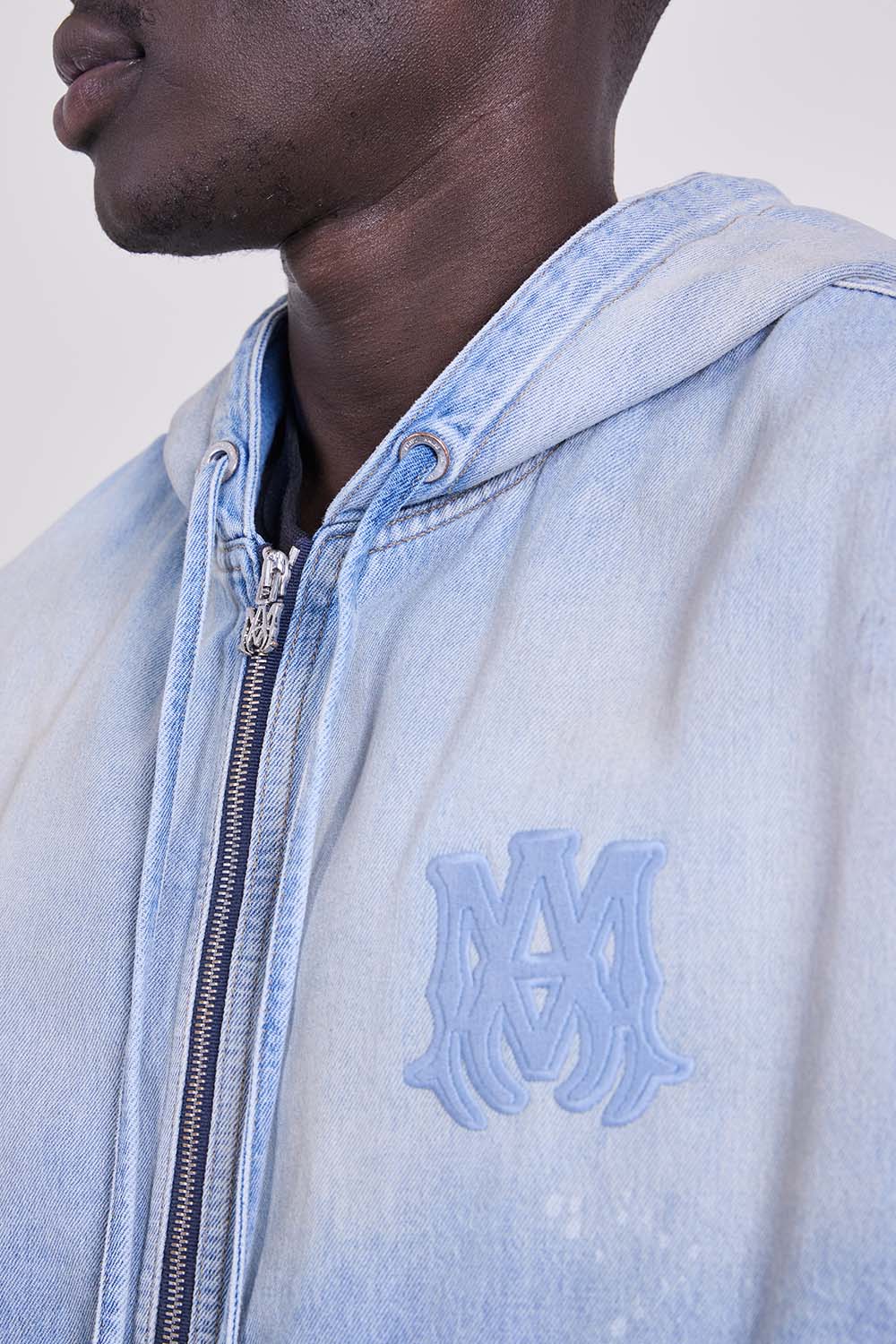 תמונת תקריב דוגמן של קפוצ&rsquo;ון ג'ינס