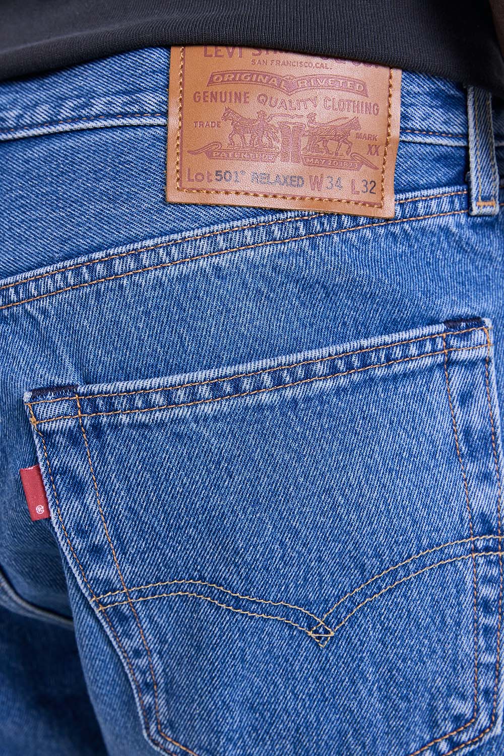 תמונת תקריב דוגמן של מכנסי ג'ינס בגזרה משוחררת 501