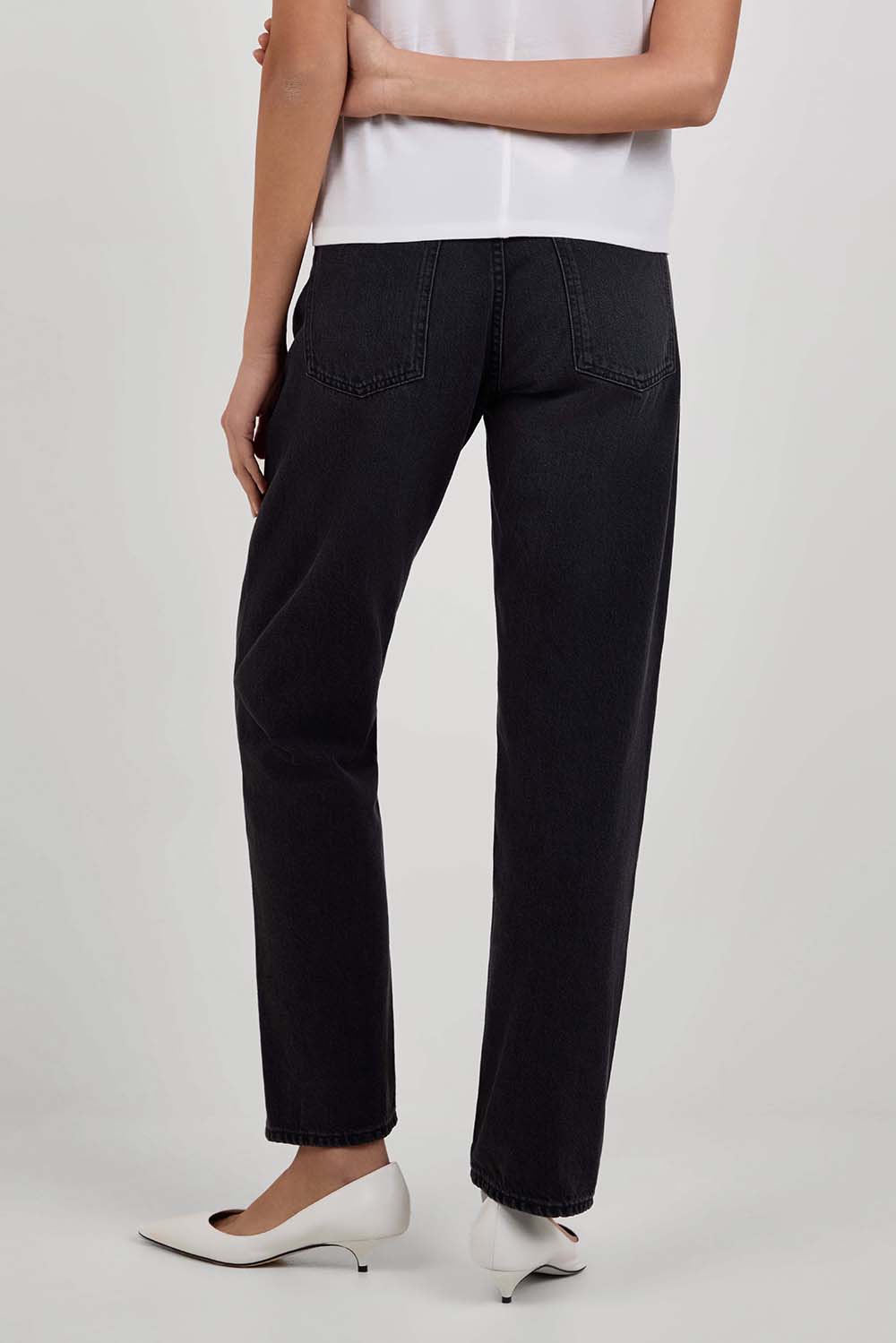 תמונת דוגמן אחורית של מכנסי ג'ינס בגזרה ישרה