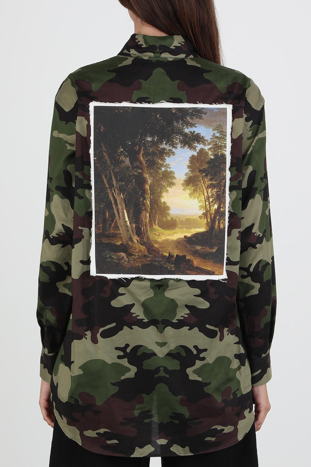 תמונת דוגמן אחורית של חולצת כפתורים קמופלאז' בצבע ירוק