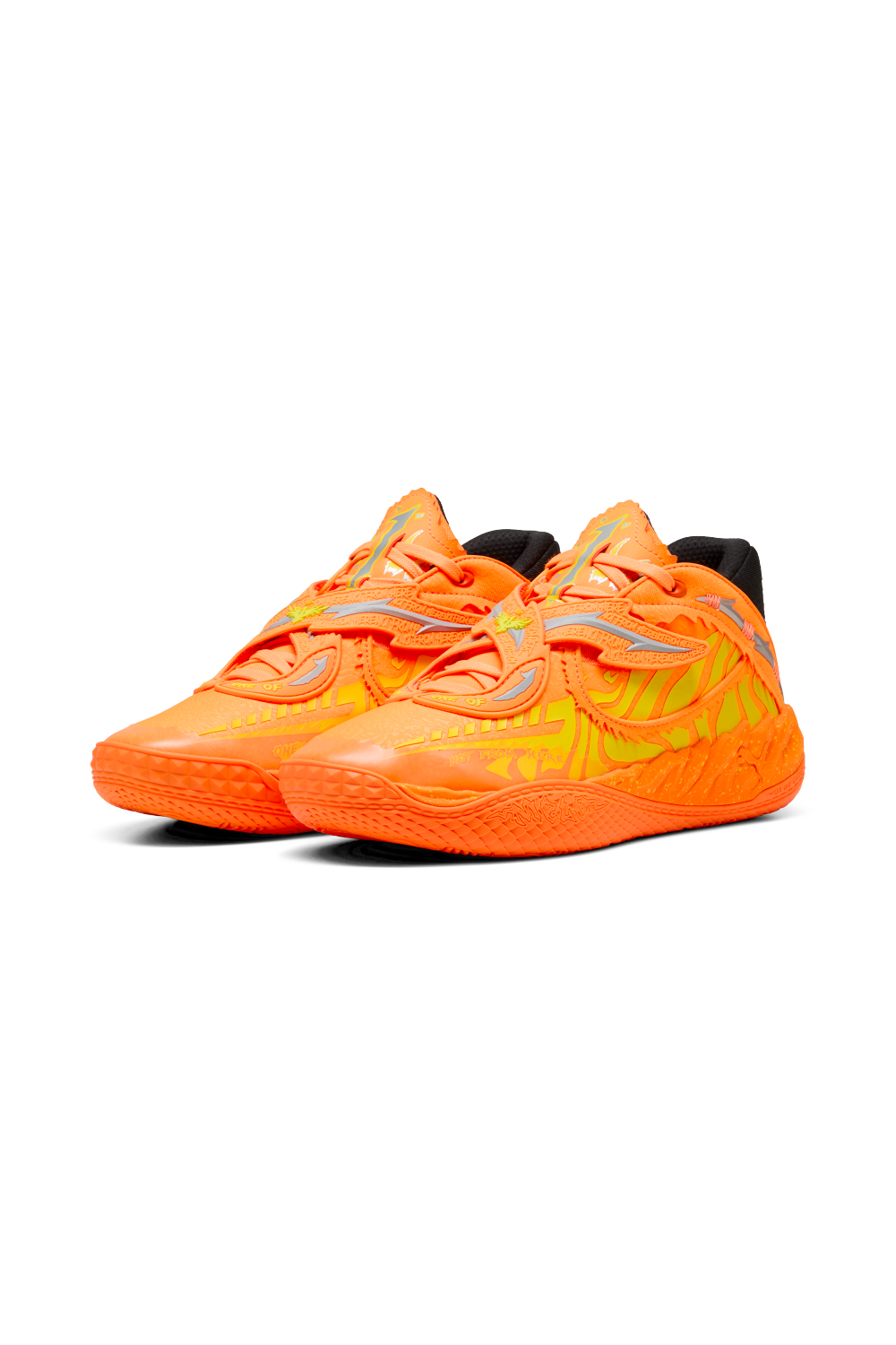 תמונת תקריב של נעלי כדורסל פומה X מהיר ועצבני