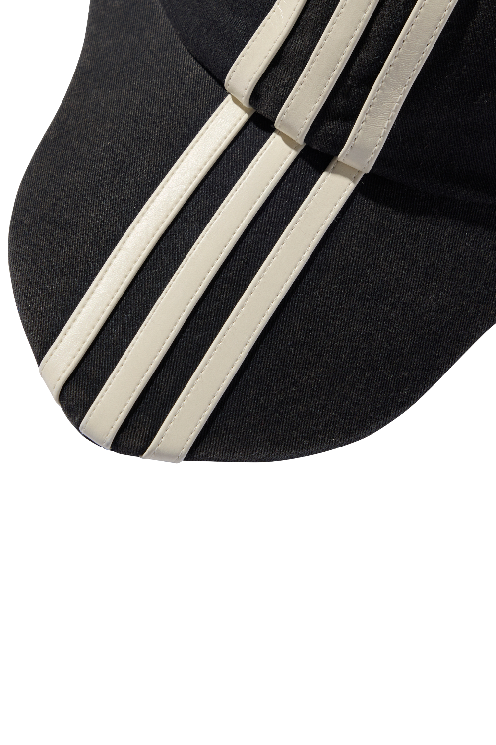 תמונת תקריב של כובע מצחייה אדידס X טאג קלאב