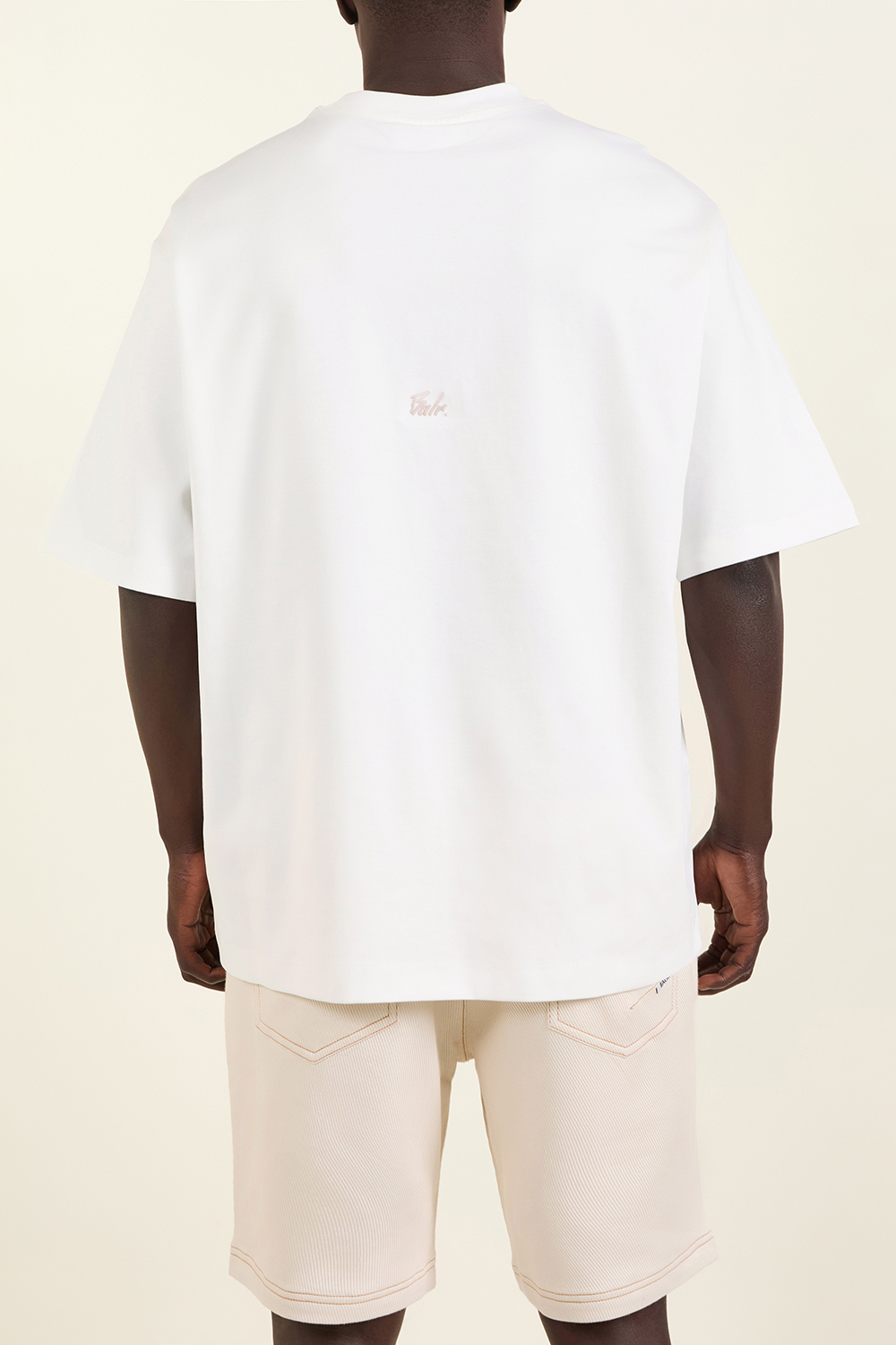 תמונת דוגמן אחורית של חולצת טי אוברסייז