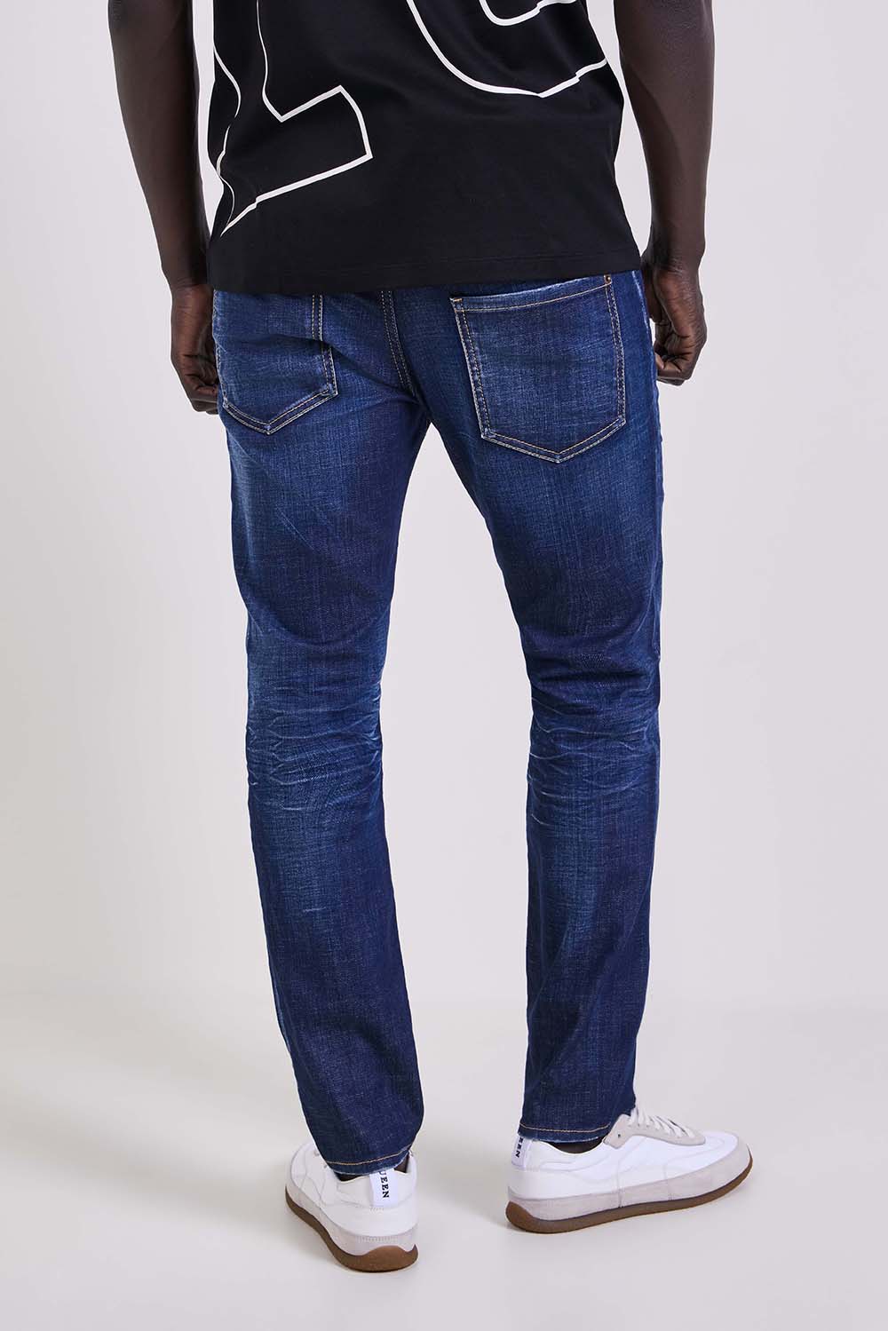 תמונת דוגמן אחורית של מכנסי ג'ינס בגזרת קרוט