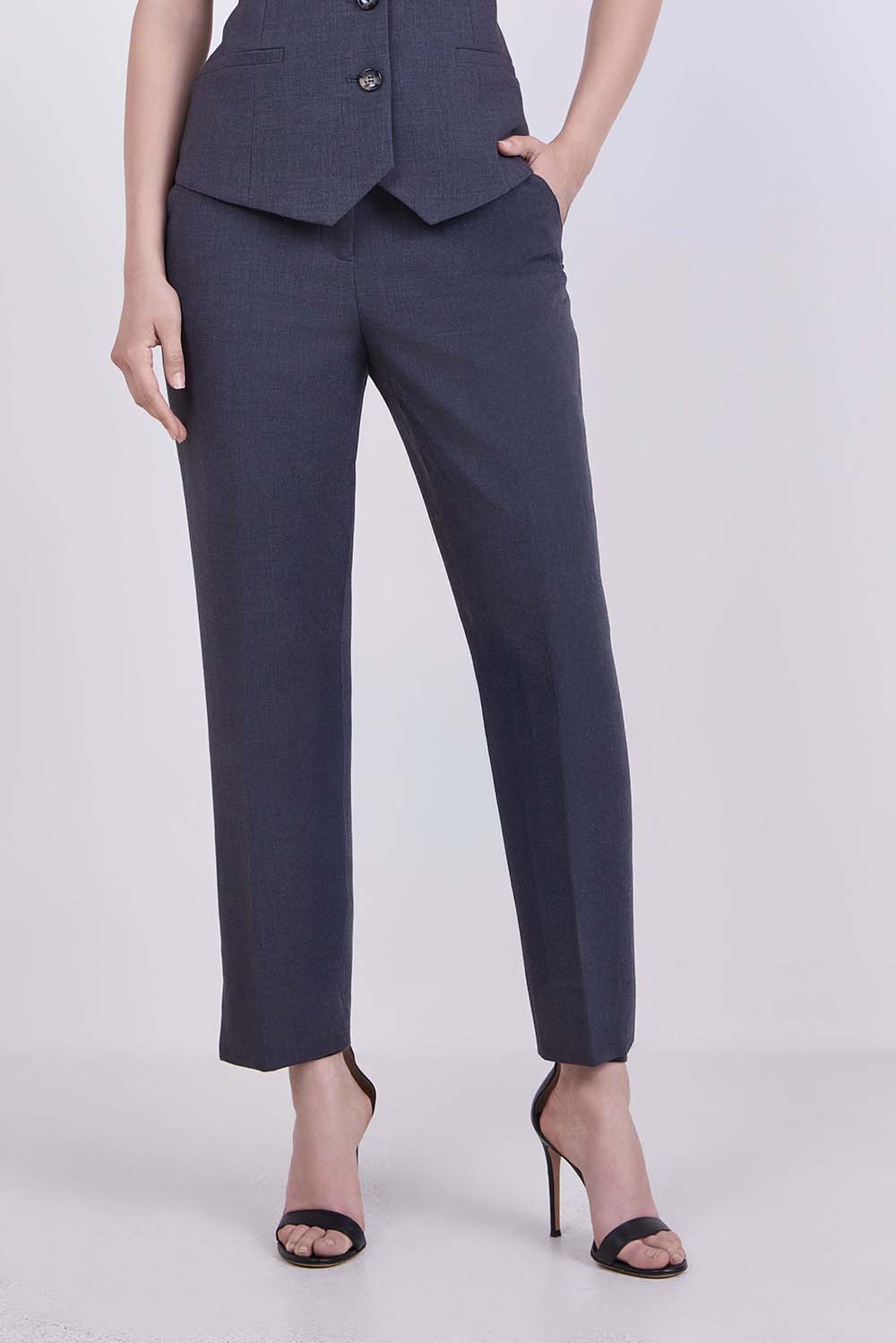 תמונת דוגמן קידמית של מכנסיים מחויטים