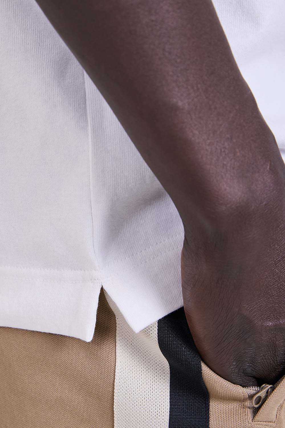 תמונת תקריב דוגמן של חולצת טי בגזרה משוחררת