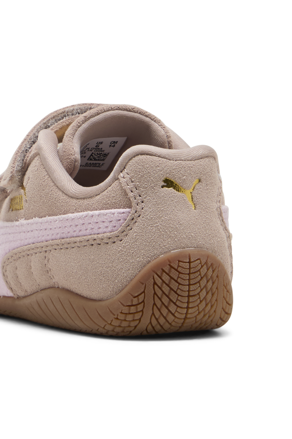 תמונת פנים של נעלי סניקרס