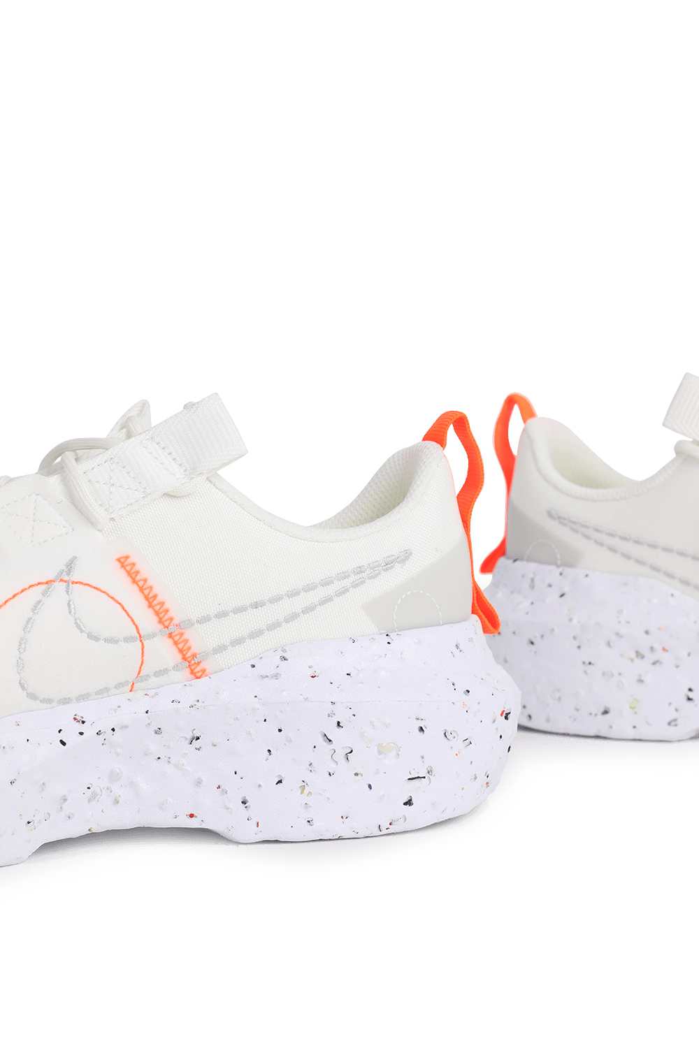 תמונת תקריב של נעלי סניקרס קרייטר אימפקט בצבע לבן