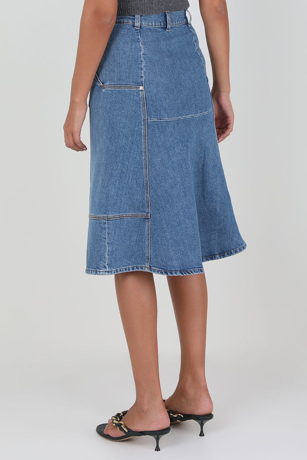 תמונת דוגמן אחורית של חצאית מידי ג'ינס מתרחבת