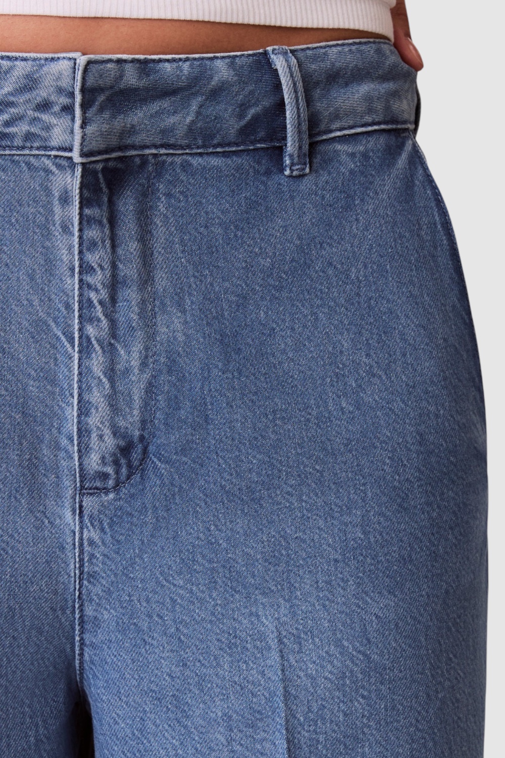 תמונת תקריב דוגמן של מכנסי ג'ינס בגזרה ישרה ומשוחררת