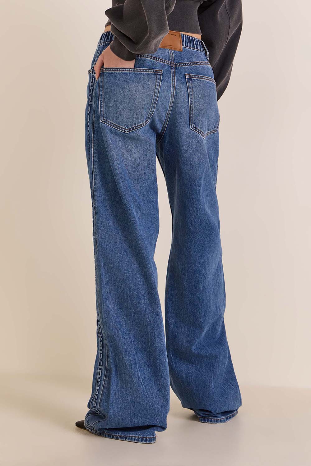 תמונת דוגמן אחורית של מכנסי ג'ינס בגזרה רחבה