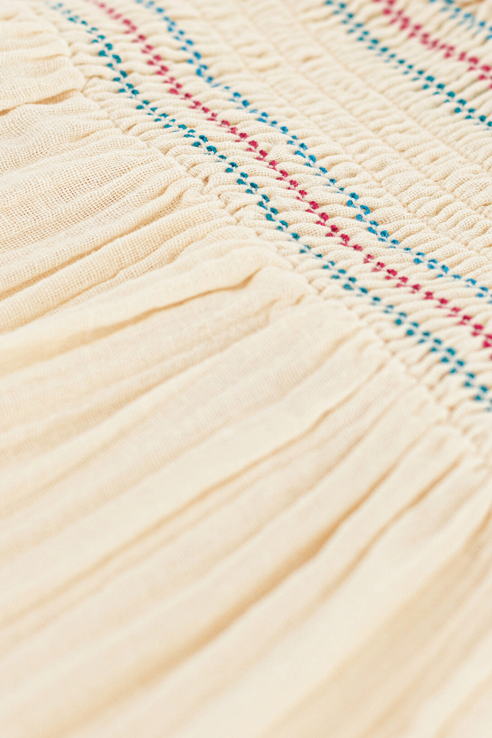 תמונת תקריב של גופייה עם כיווצים - גילאי 6-12