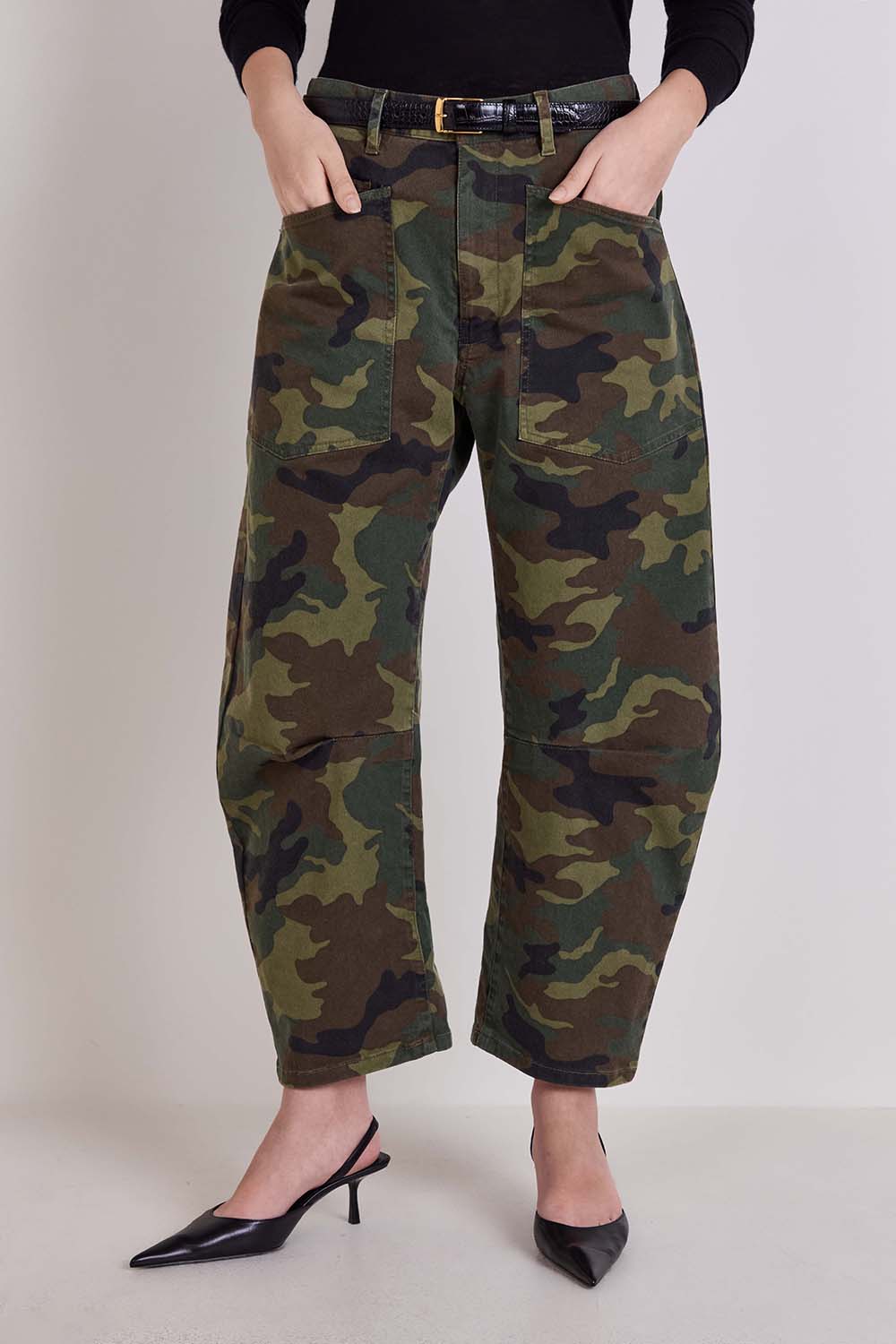 תמונת דוגמן קידמית של מכנסיים בגזרת ברל