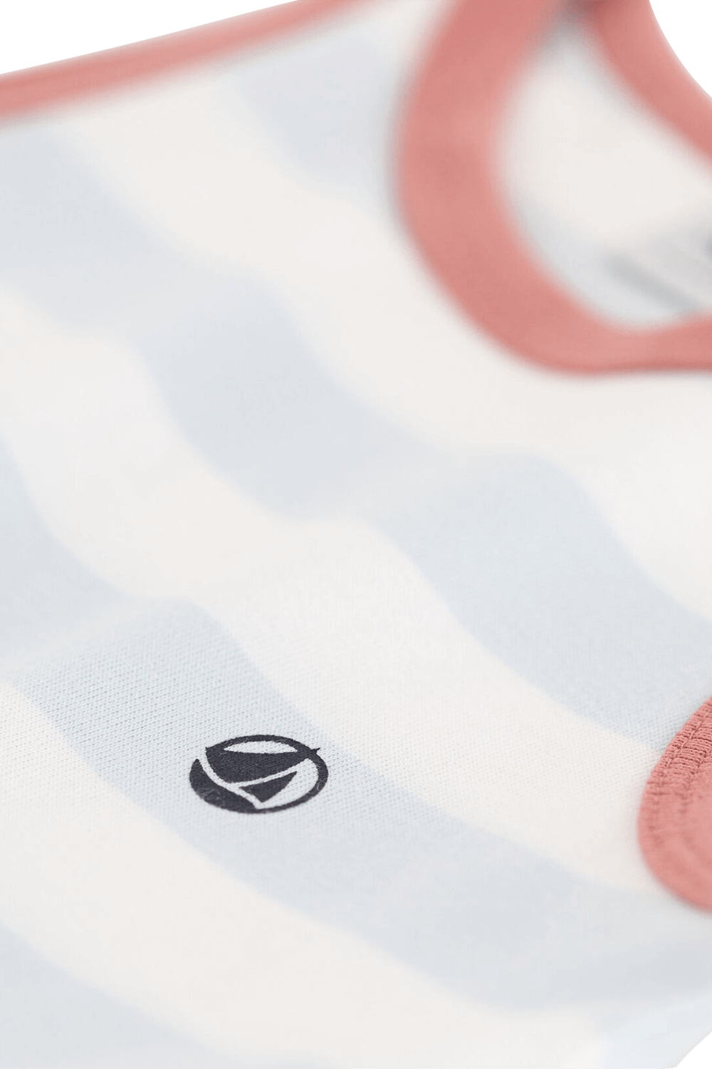 תמונת תקריב של גילאי 6-12 שמלת מיני עם פסים בגווני תכלת ולבן