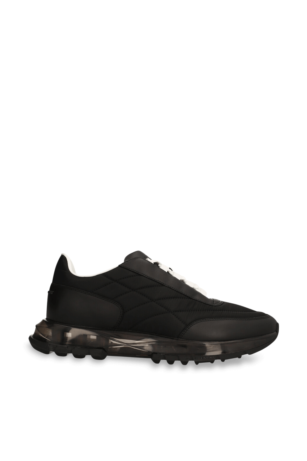 תמונה קידמית של נעלי סניקרס