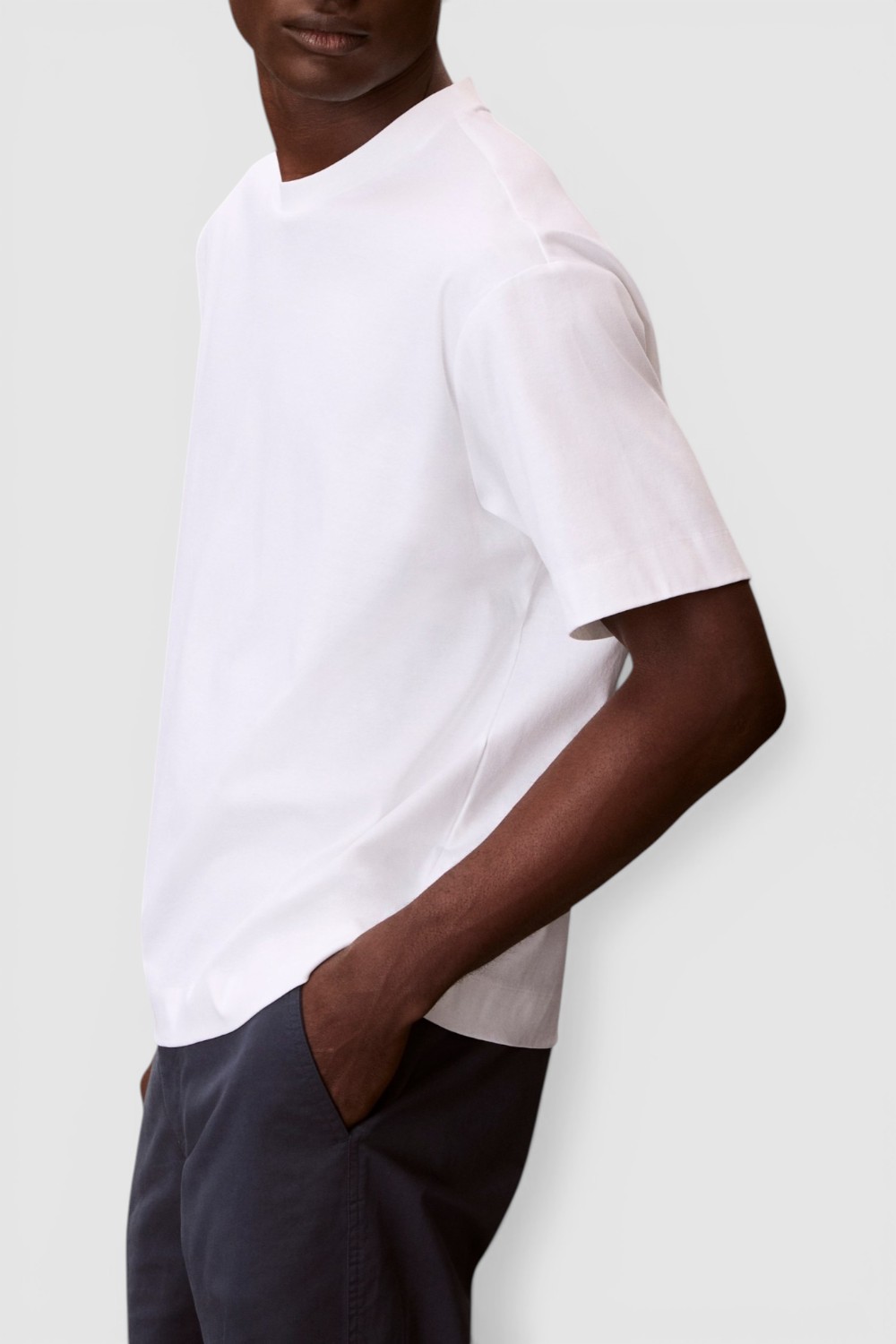 תמונת תקריב דוגמן של חולצת טי בגזרה משוחררת