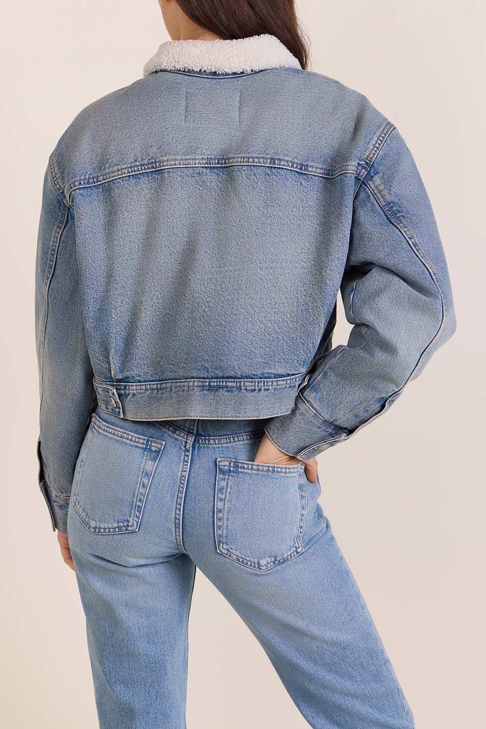 תמונת דוגמן אחורית של ז'קט ג'ינס קצר