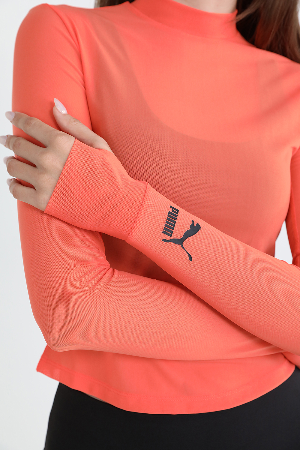 תמונת תקריב דוגמן של חולצת טי רשת