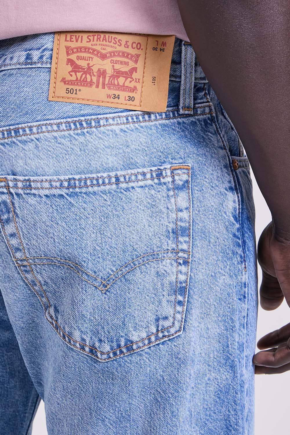 תמונת תקריב דוגמן של מכנסי ג'ינס 501