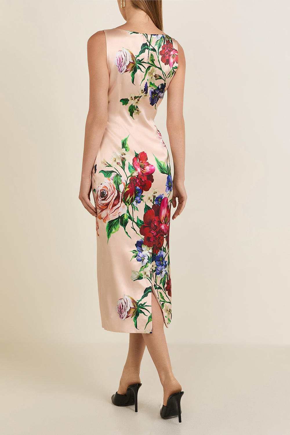 תמונת דוגמן אחורית של שמלה