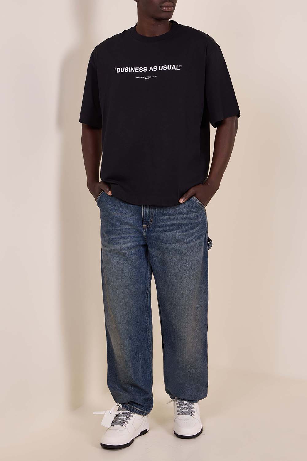 תמונת דוגמן קידמית של נעלי סניקרס אוט אוף אופיס