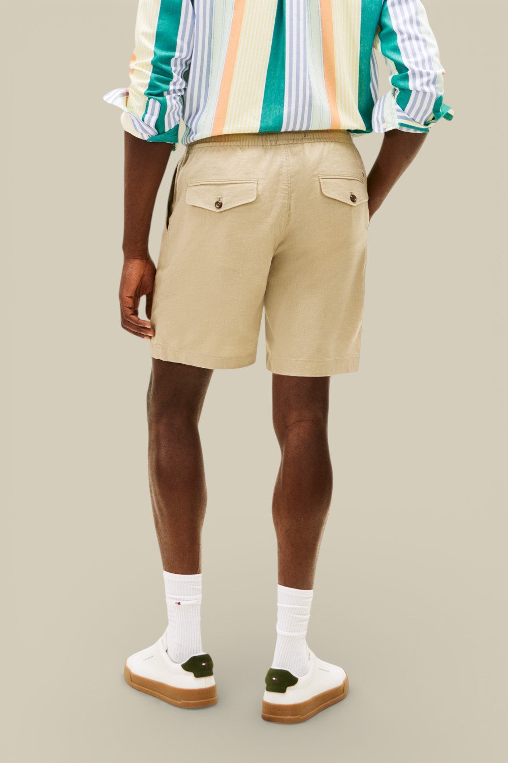 תמונת דוגמן אחורית של מכנסי פשתן קצרים