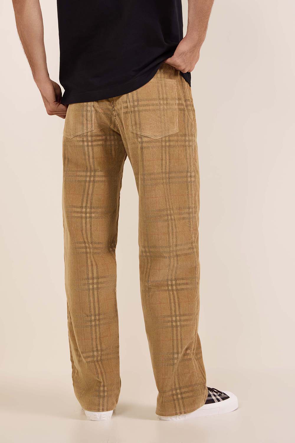 תמונת דוגמן אחורית של מכנסי קורדרוי משבצות