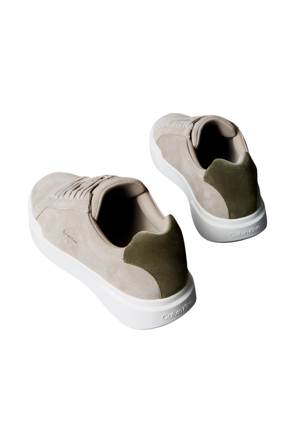 תמונת פנים של נעלי סניקרס זמש